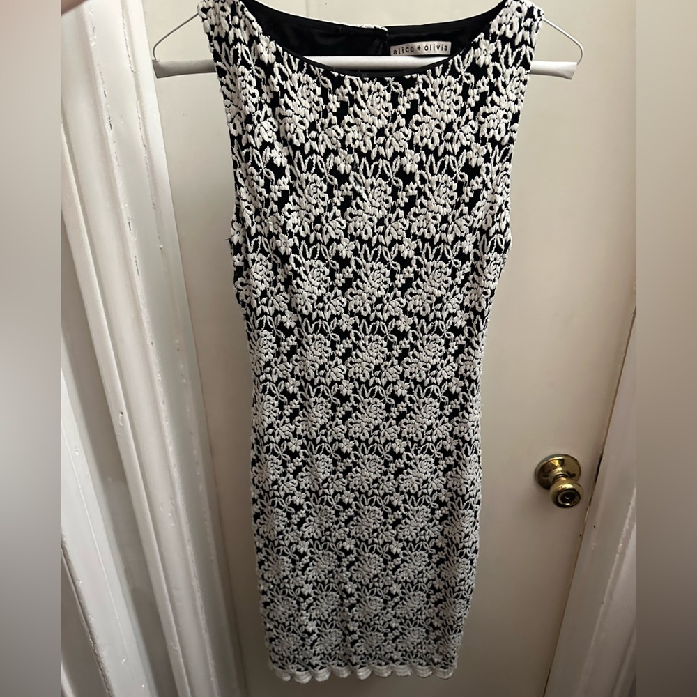 Alice + Olivia Black White Floral Open Back Scalloped Hem Pencil Dress Size XS